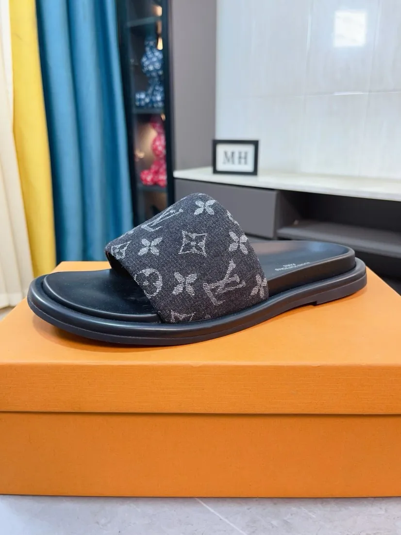 Ex-factory price 360🌹🌹 (lv-Louis Vuitton) New men's slippers, high-end boutique, exquisite embossed logo decoration on the upper, fine workmanship, super soft soles, casual, loose and comfortable, a must-have in summer! \nsize：38-44